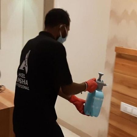 Hotel Amisha International Szúrat Kültér fotó