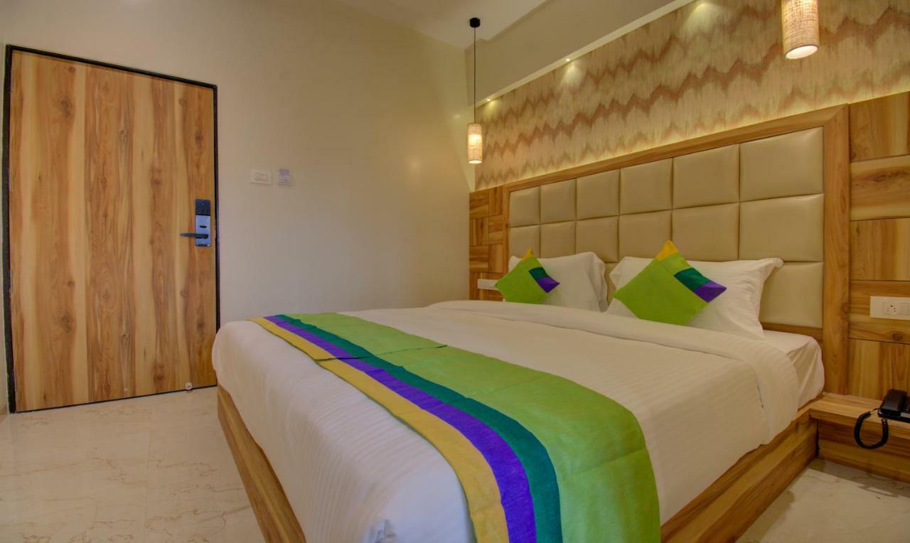 Hotel Amisha International Szúrat Kültér fotó