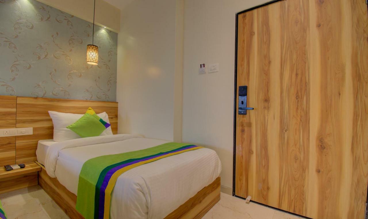 Hotel Amisha International Szúrat Kültér fotó