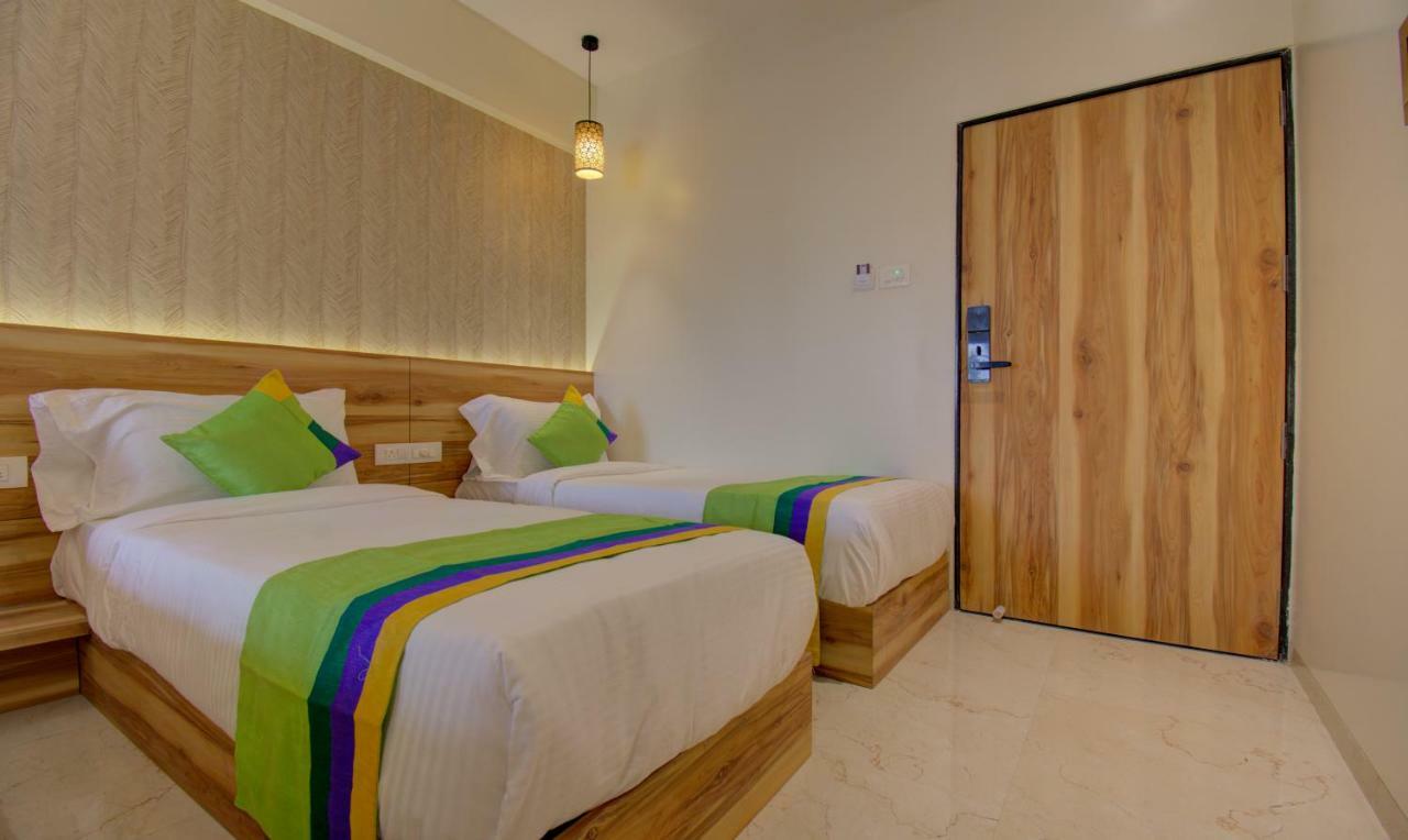 Hotel Amisha International Szúrat Kültér fotó