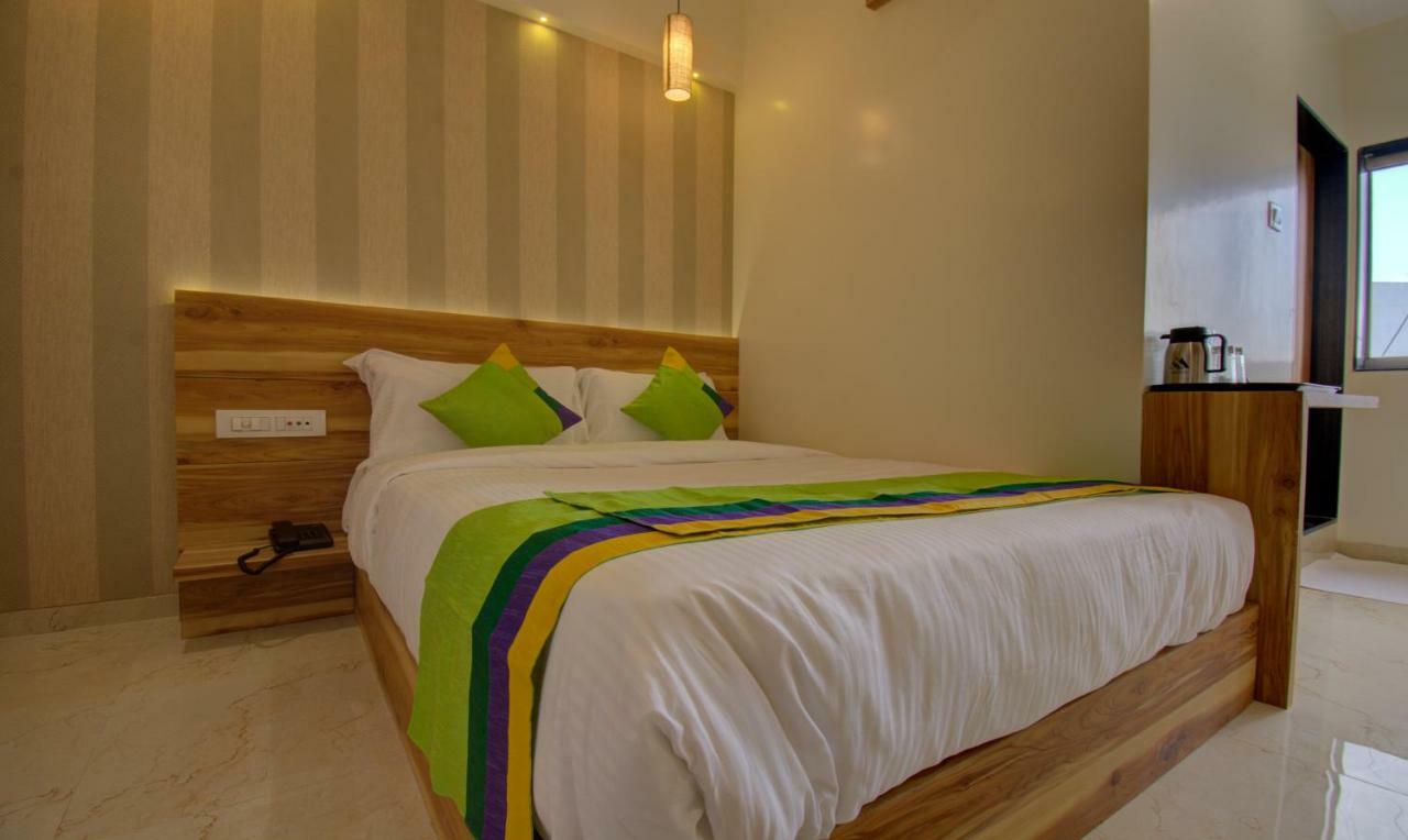 Hotel Amisha International Szúrat Kültér fotó