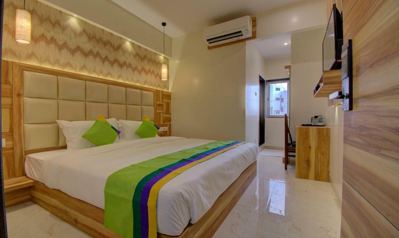 Hotel Amisha International Szúrat Kültér fotó
