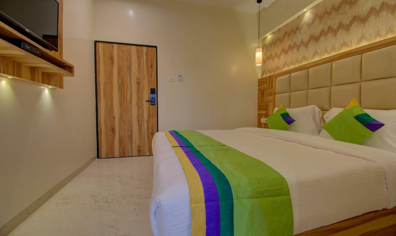Hotel Amisha International Szúrat Kültér fotó