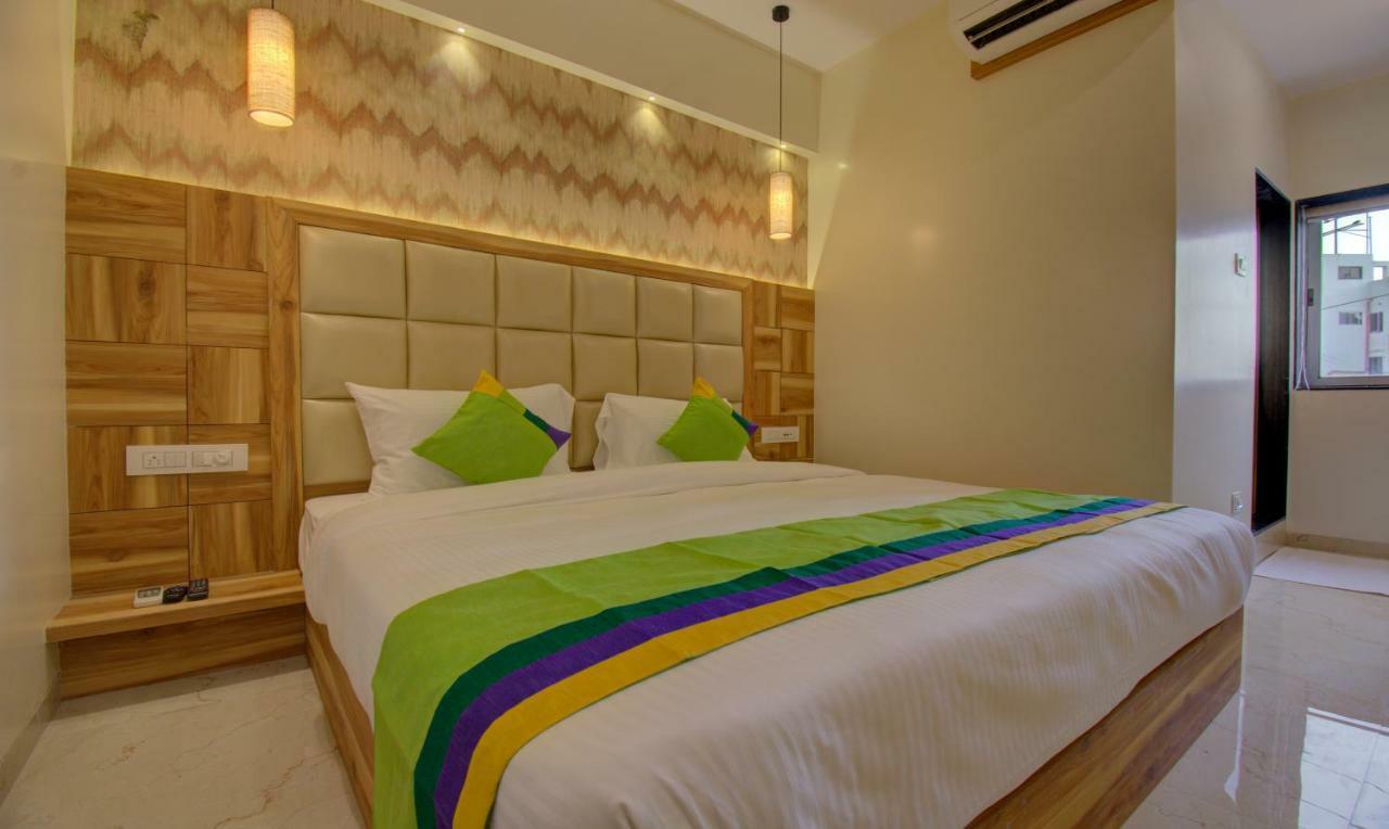 Hotel Amisha International Szúrat Kültér fotó