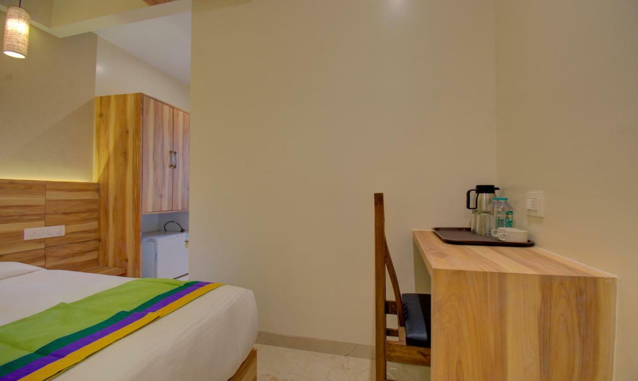 Hotel Amisha International Szúrat Kültér fotó