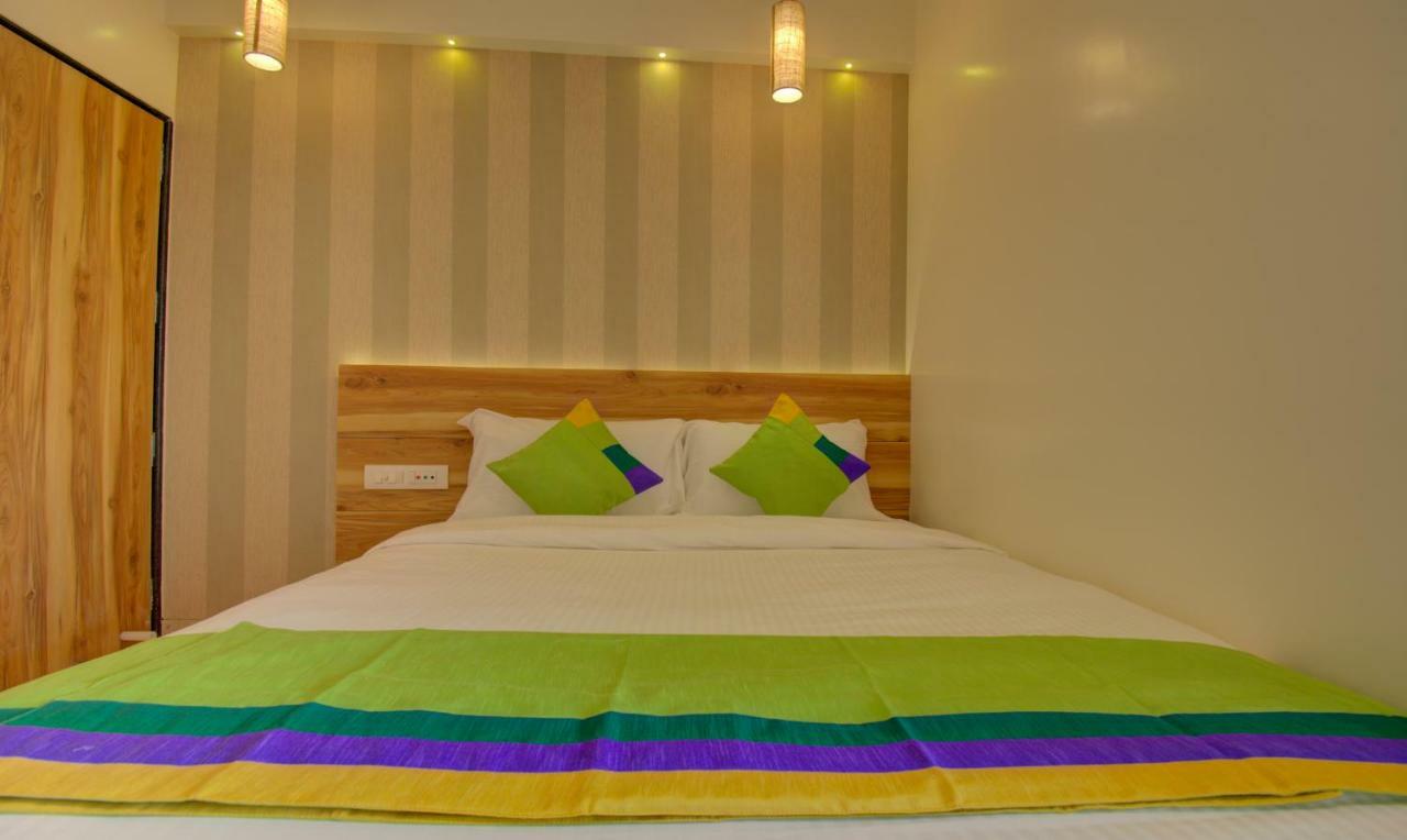 Hotel Amisha International Szúrat Kültér fotó