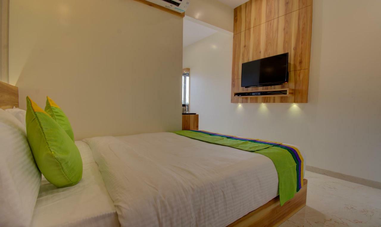 Hotel Amisha International Szúrat Kültér fotó