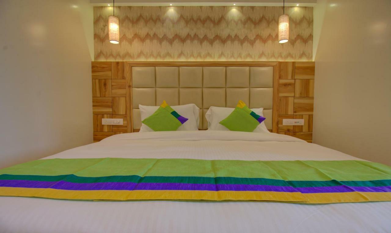 Hotel Amisha International Szúrat Kültér fotó