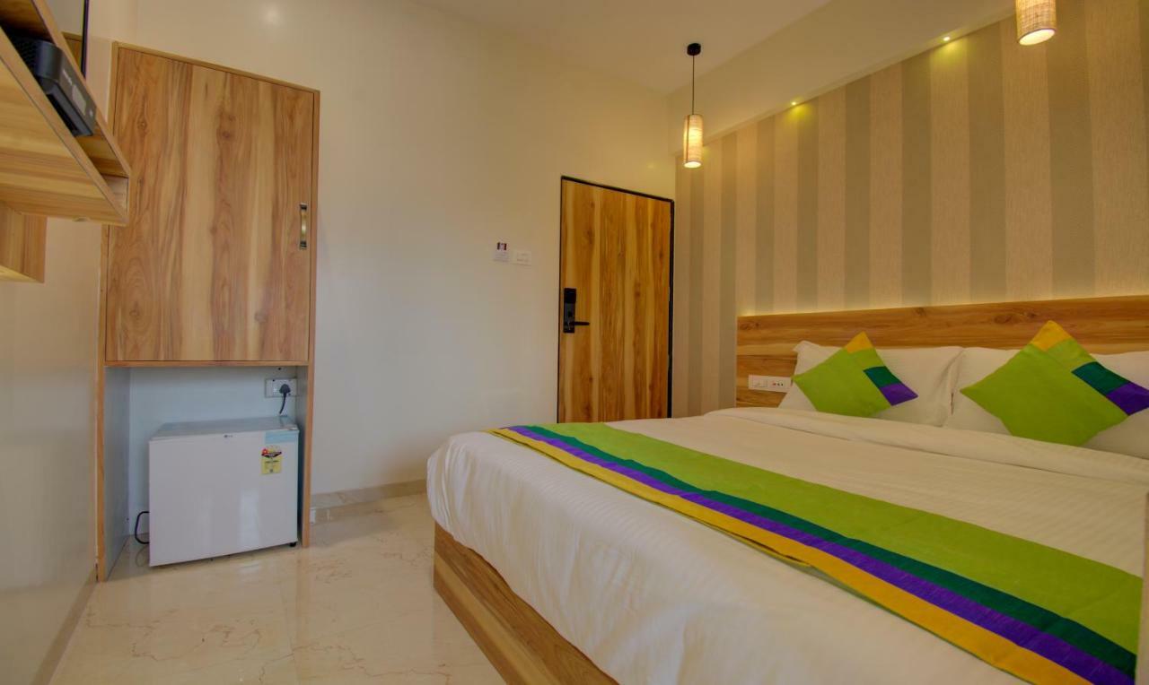 Hotel Amisha International Szúrat Kültér fotó