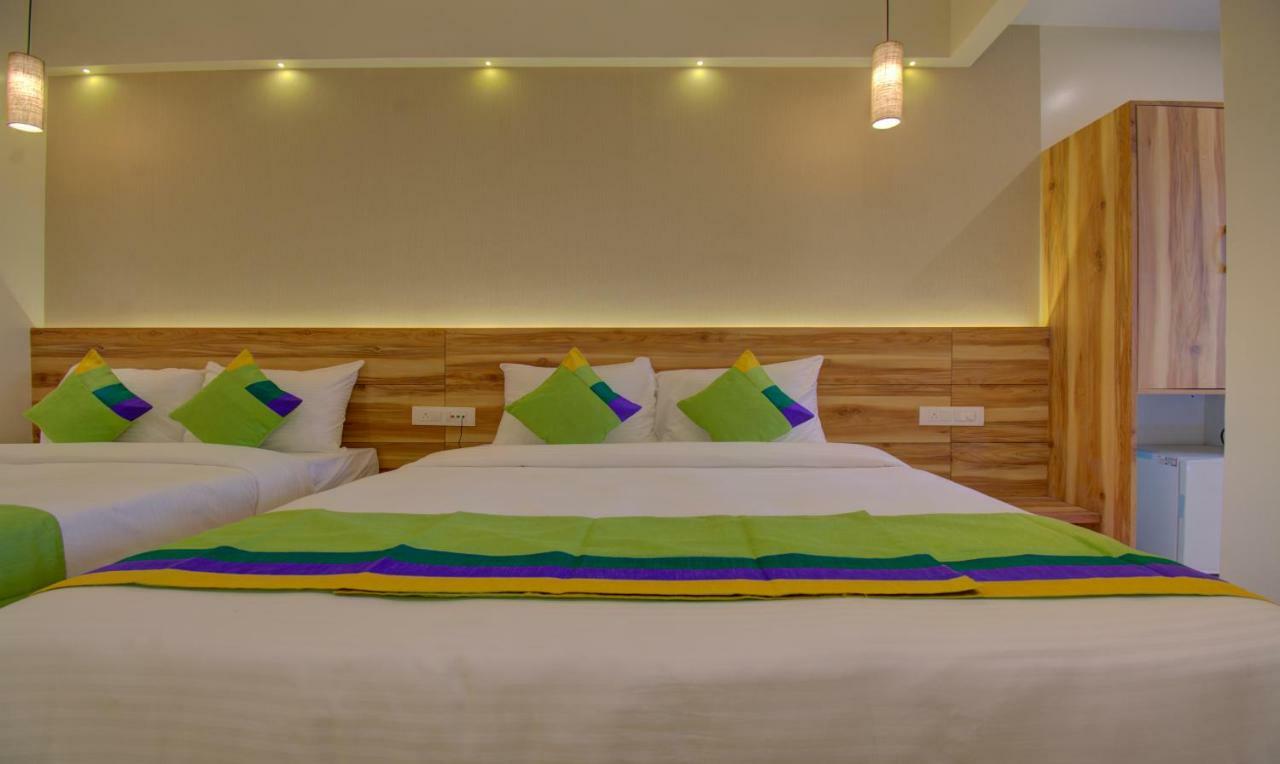 Hotel Amisha International Szúrat Kültér fotó