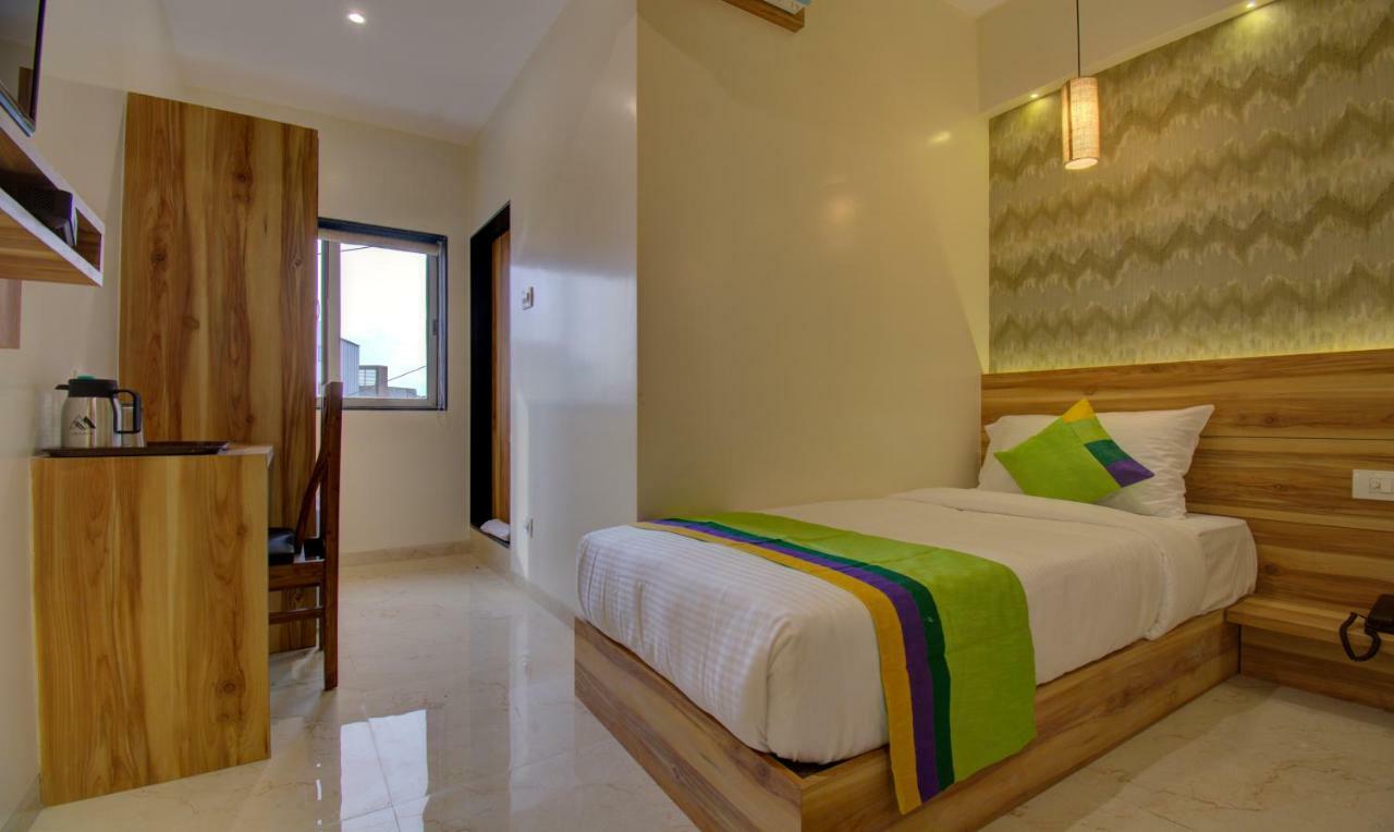 Hotel Amisha International Szúrat Kültér fotó