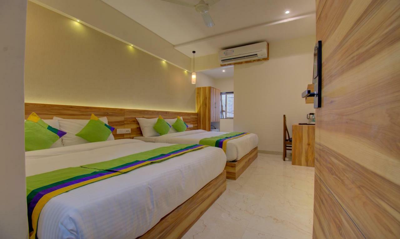 Hotel Amisha International Szúrat Kültér fotó