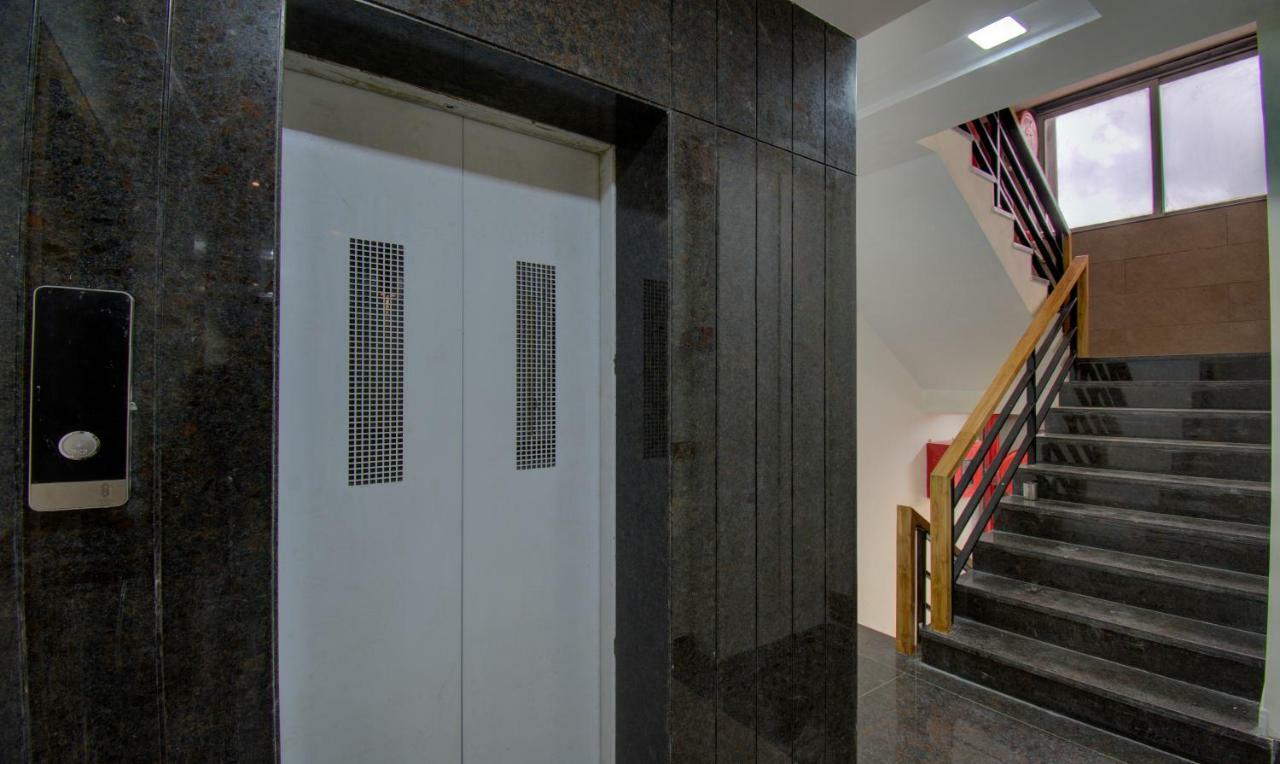 Hotel Amisha International Szúrat Kültér fotó