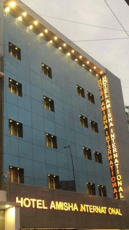 Hotel Amisha International Szúrat Kültér fotó
